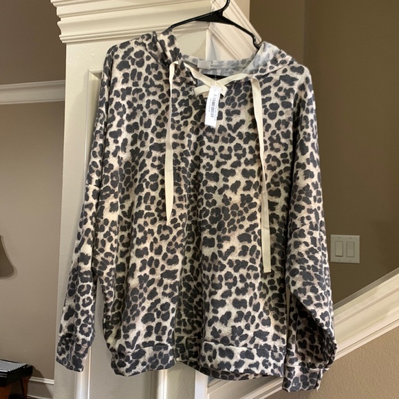 🌟🌟Discounted🌟🌟 NWT Leopard print hoodie, medium - Picture 1 of 3